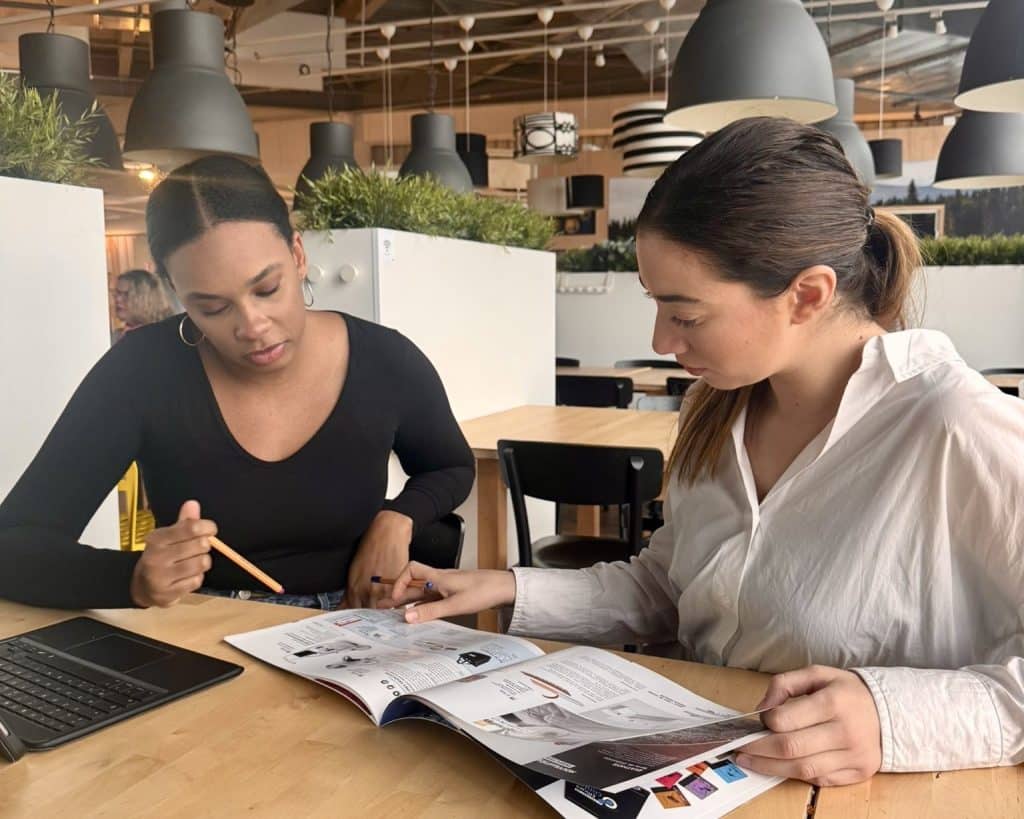 Kahina et Soraya en train de travailler ensemble sur leur entreprise anti-nuisible Bye Pest